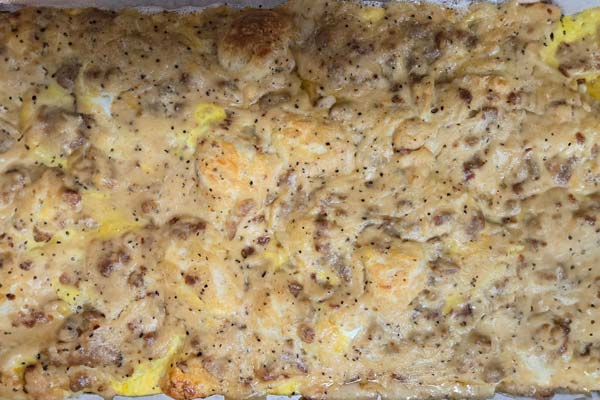 biscuits and gravy egg bake